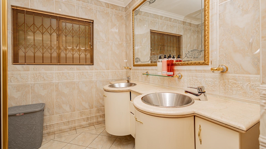 7 Bedroom Property for Sale in Plattekloof Western Cape